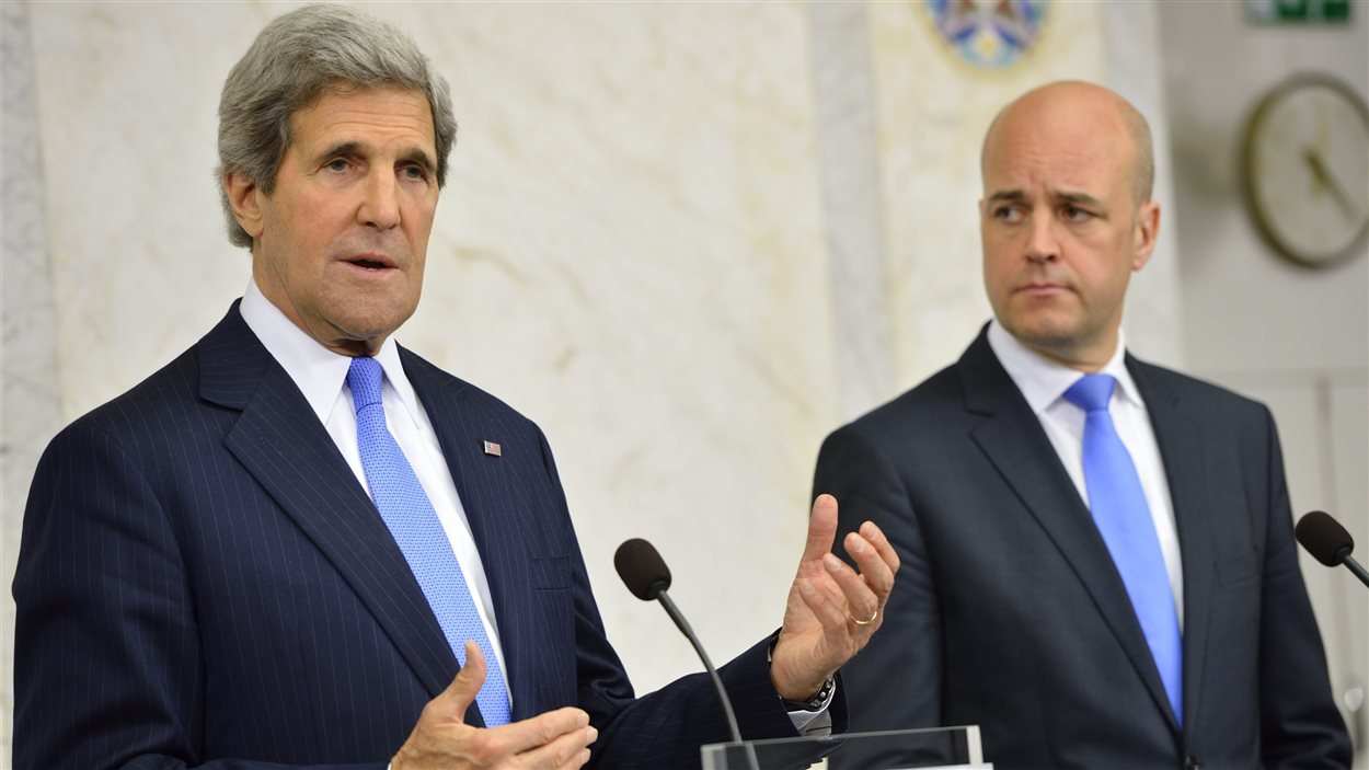 Le secrétaire d'État américain John Kerry s'adresse aux journalistes lors de son passage en Suède, mardi.