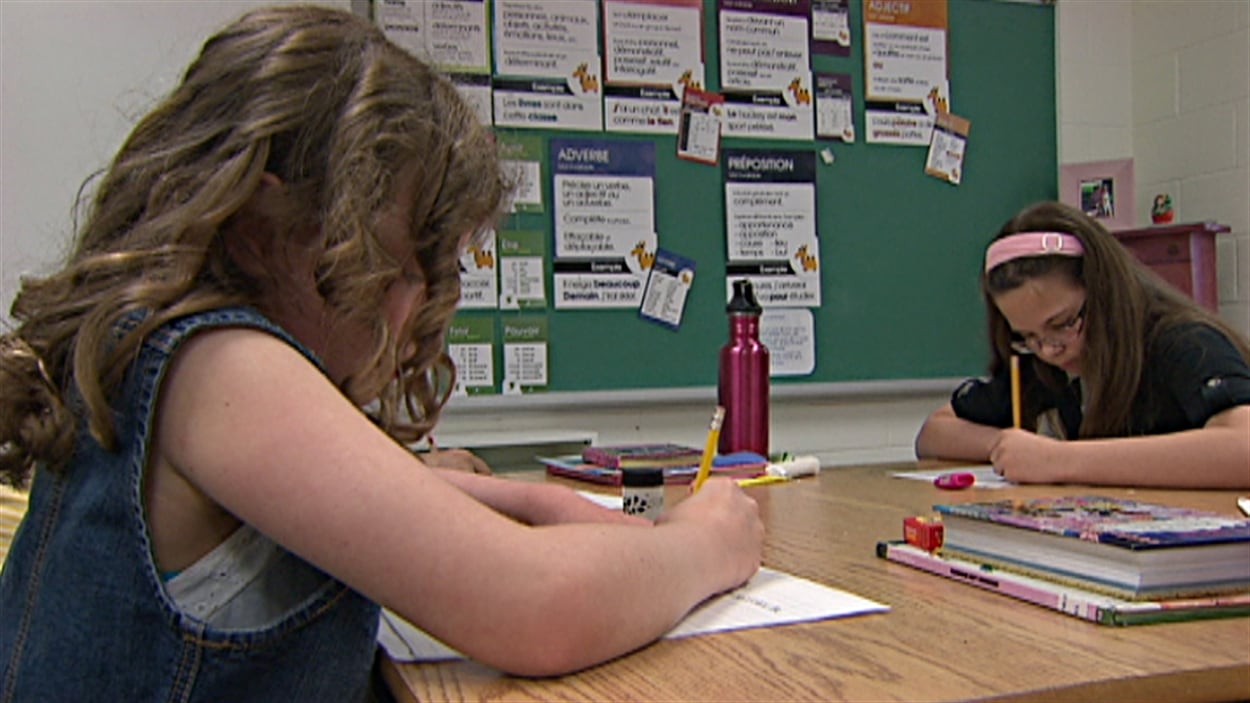 Les élèves de 5e année de l'École élémentaire catholique des Voyageurs, à Ottawa, écrivent une lettre au premier ministre Harper.