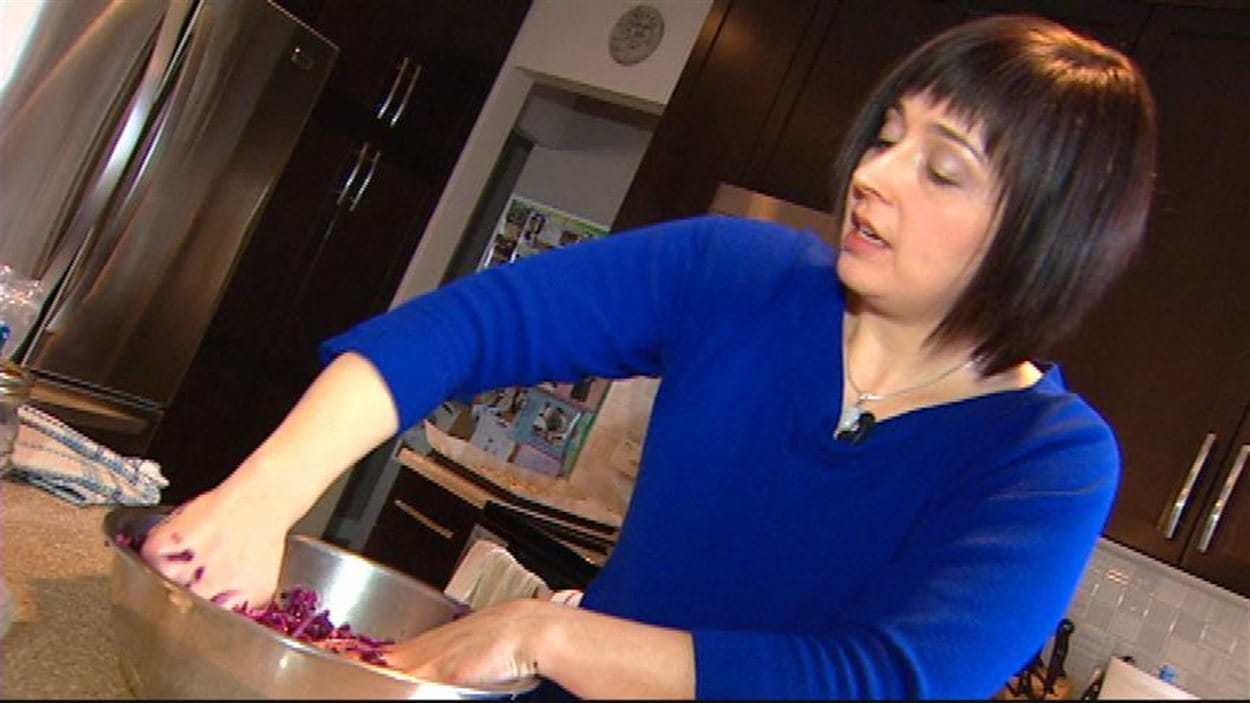 Rachelle Tétrault cuisine chez elle, à Winnipeg, en mai 2013.