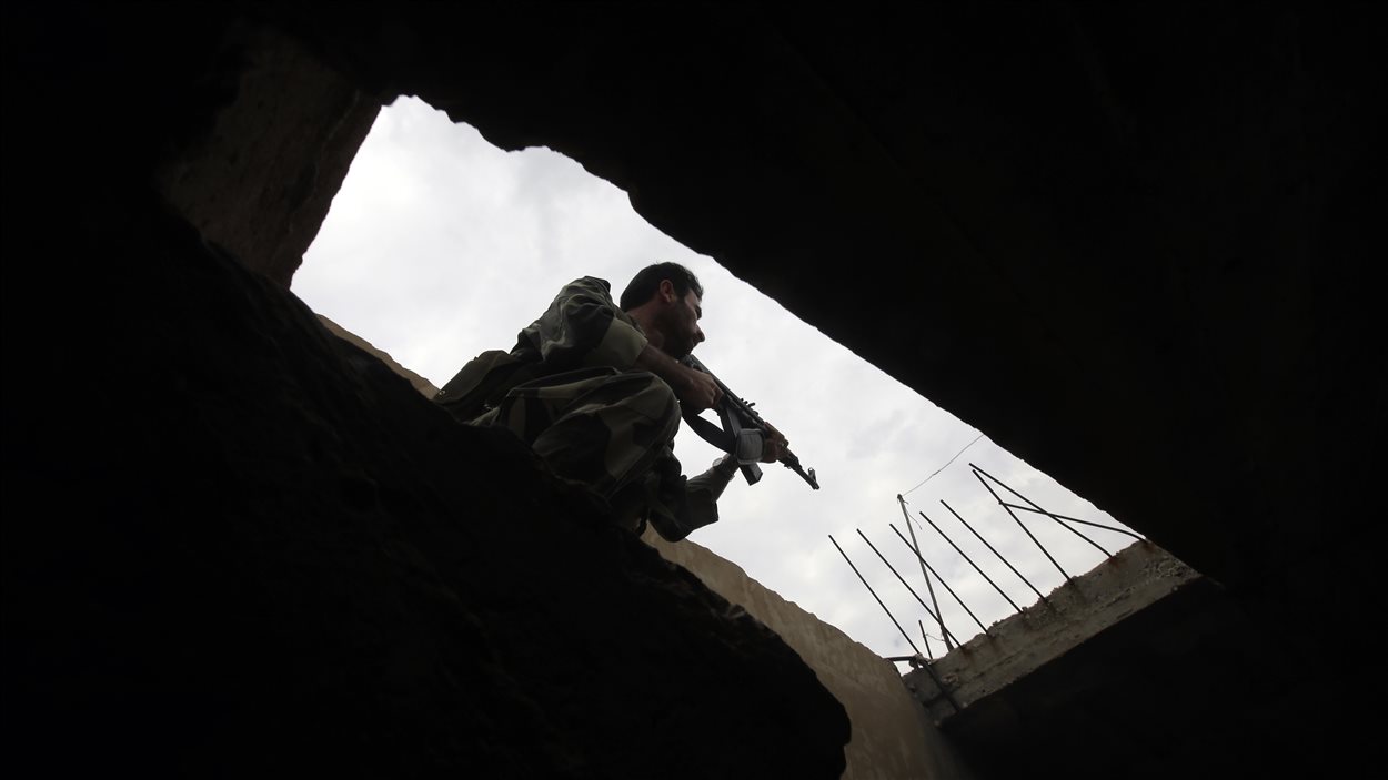 Un soldat syrien après la reprise d'un village dans la région de Qousseir  