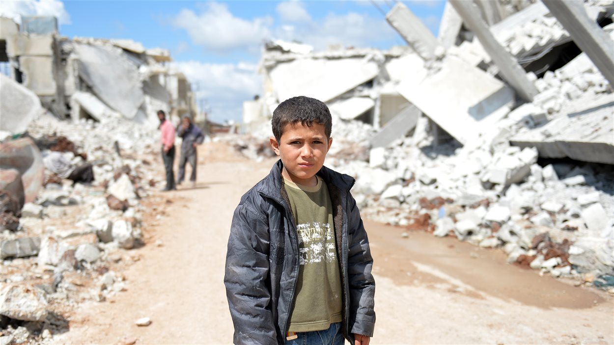 Un enfant au milieu des ruines du village Azzaz dans le nord de la Syrie.