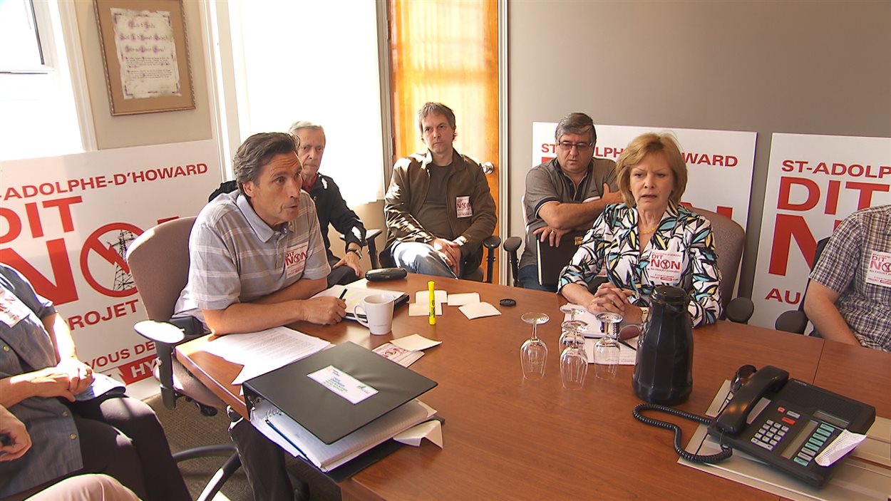 Le maire de Saint-Adolphe-d'Howard et Lisette Lapointe (à la table), discutent du projet d'Hydro-Québec à Saint-Adolphe-d'Howard.