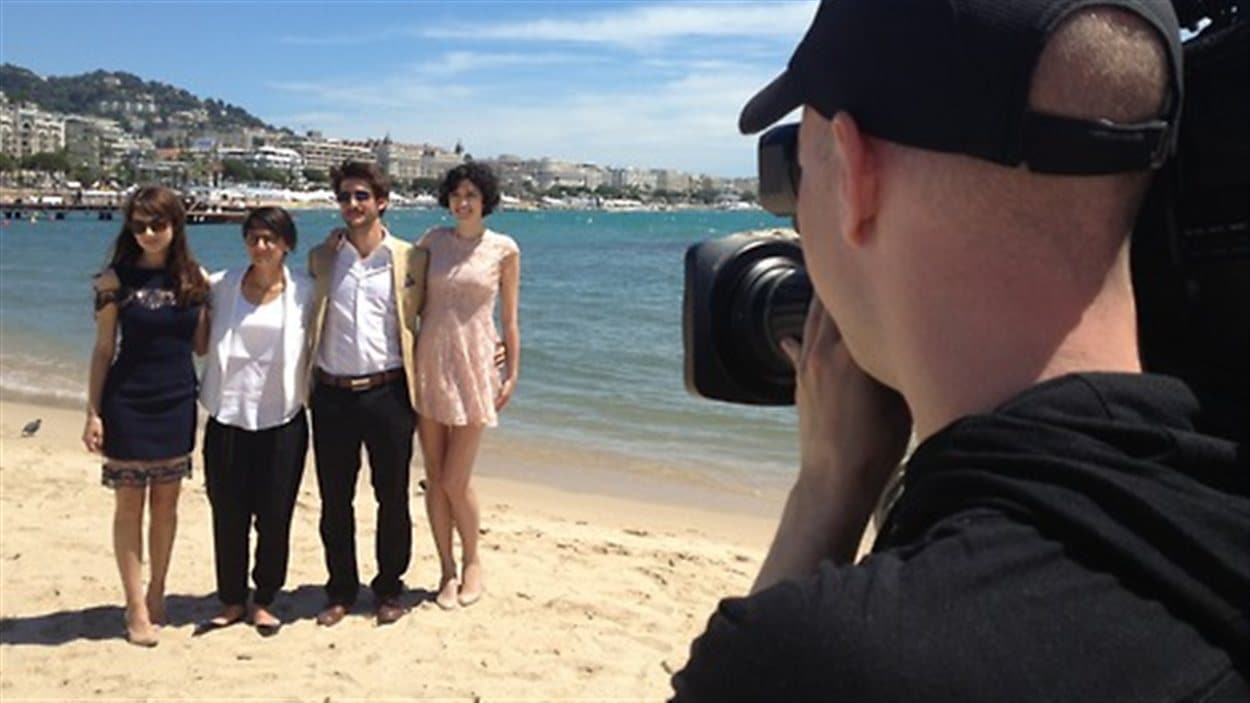 Sophie Desmarais, Chloé Robichaud, Jean-Sébastien Courchesne et Fanny-Laure Malo sur la plage à Cannes 