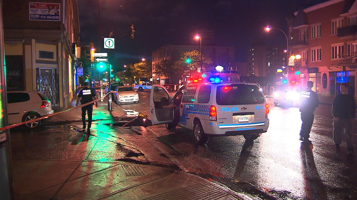 Opération policière devant un commerce de la rue Saint-Denis, à Montréal