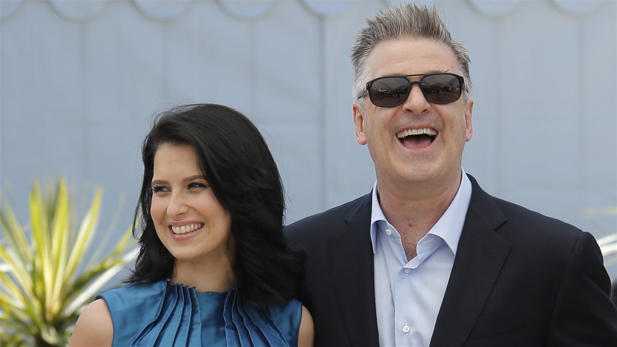 L'acteur Alec Baldwin et sa femme Hilaria Tomas lors d'une séance photo pour le film Seduced and abandonned à Cannes
