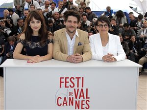 Sophie Desmarais, Sébastien Courchesne et Chloé Robichaud lors d'une séance photo pour le film Sarah préfère la course à Cannes