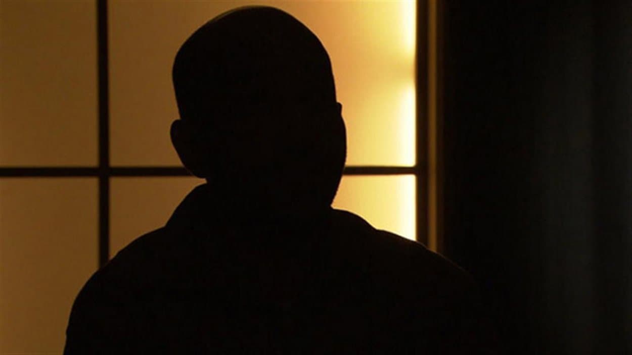 Un Érythréen, qui souhaite garder l'anonymat, raconte que sa famille en Érythrée aurait des ennuis s'il ne payait pas les sommes demandées par son consulat.