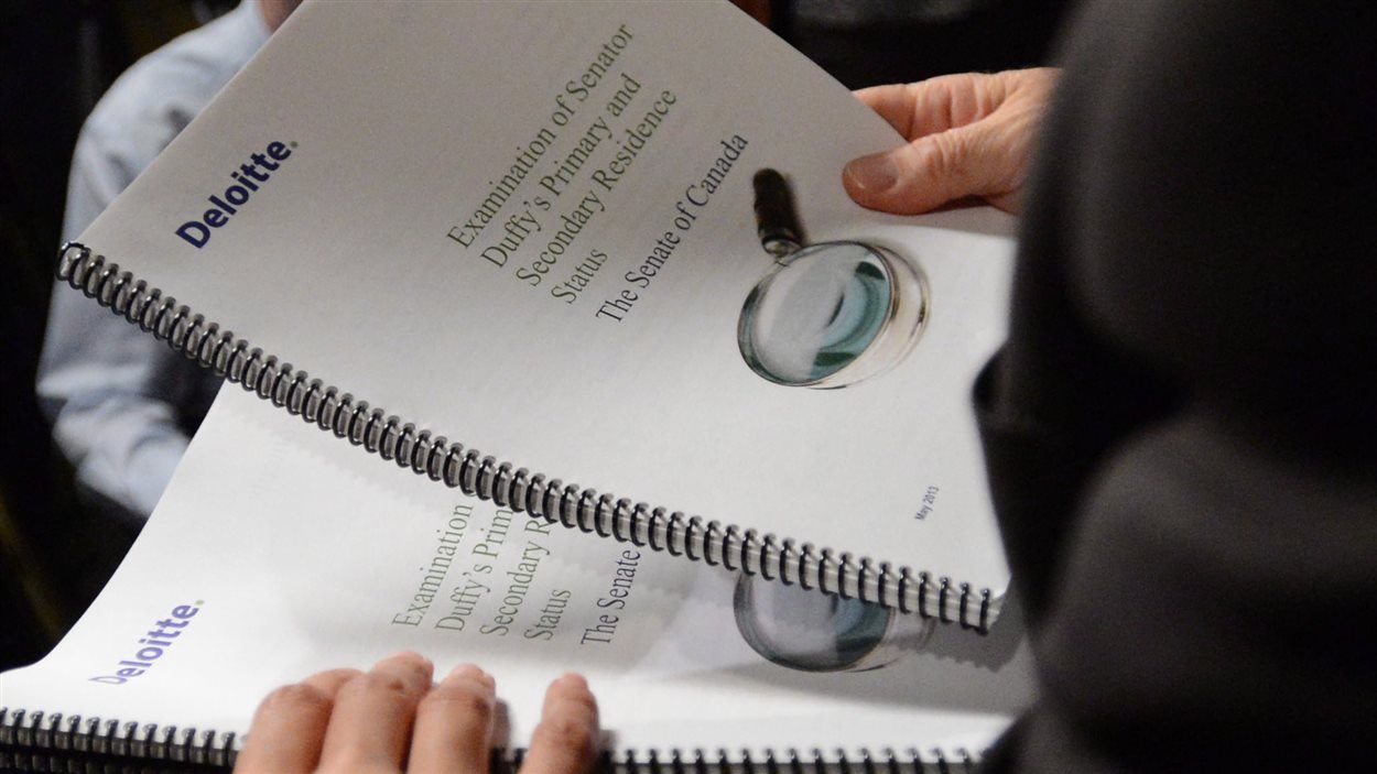 L’audit des dépenses de Mike Duffy remis aux journalistes à Ottawa le 9 mai 2013.
