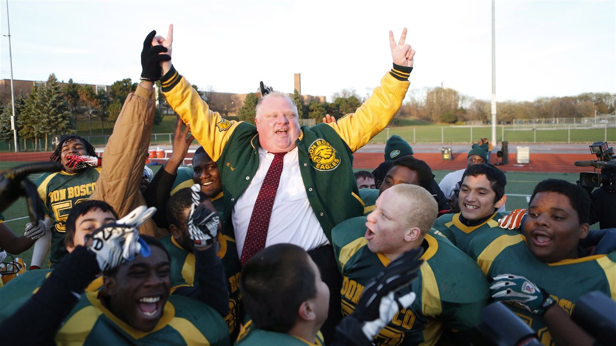Rob Ford qui célèbre une victoire avec son équipe de football, les Eagles de Don Bosco.