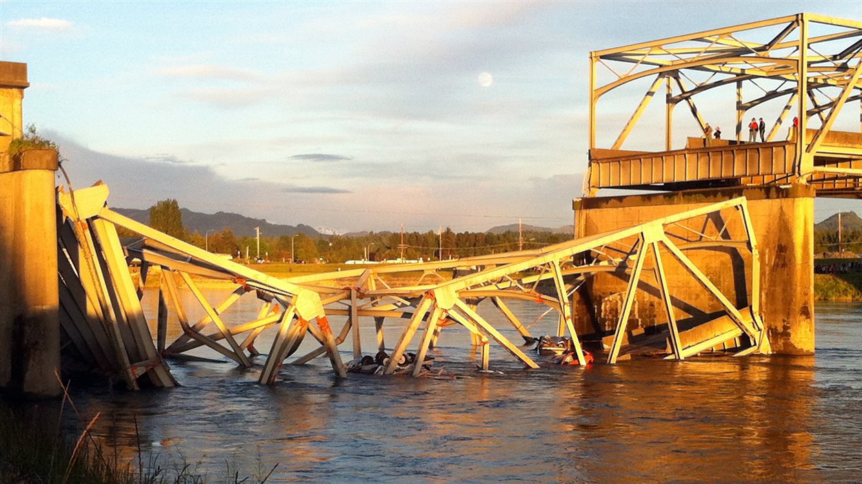 Le tronçon d'un pont de l'autoroute 5 s'est affaissé, jeudi, dans l'État de Washington, propulsant des véhicules et leurs occupants dans l'eau.