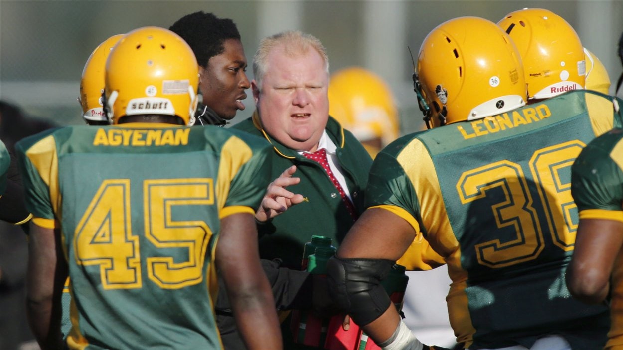 Le maire Rob Ford à la barre de l'équipe de football de l'école secondaire Don Bosco (archives).