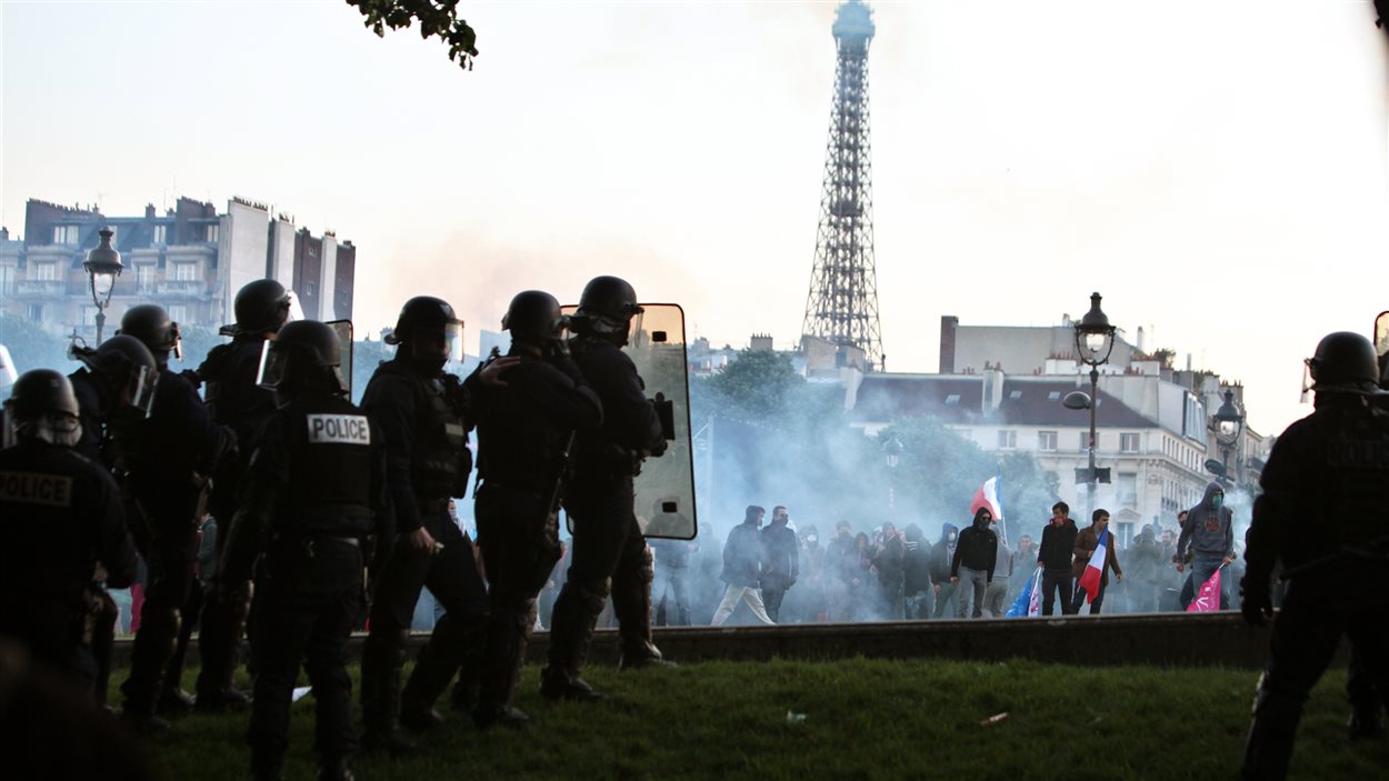 La manifestation contre le mariage homosexuel a tourné à l'affrontement entre des centaines de militants et les policiers dans les rues de Paris.