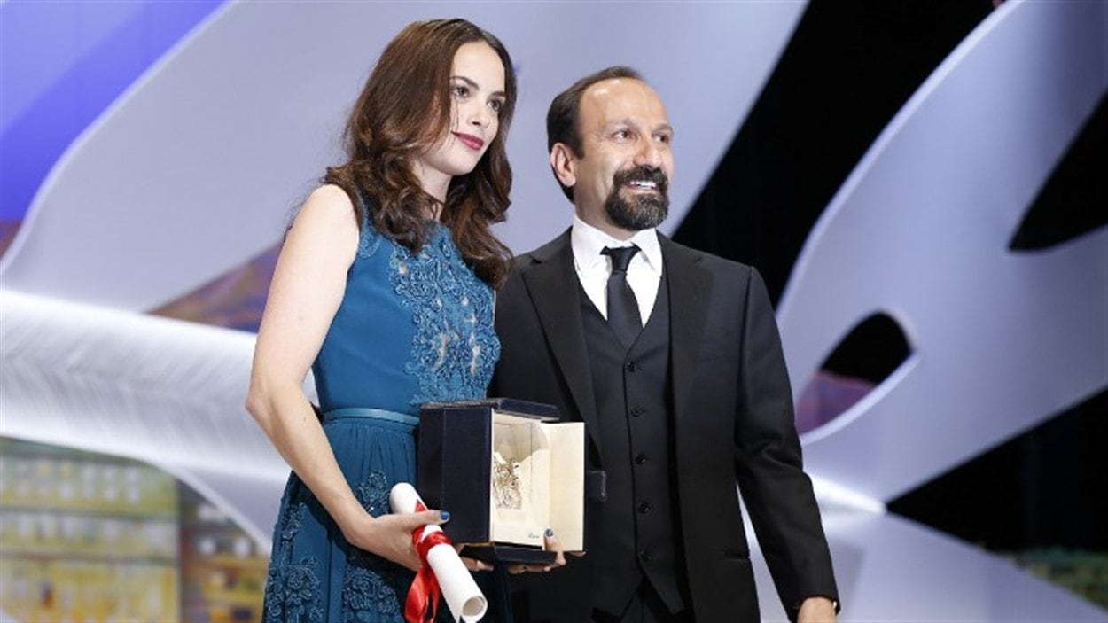 Bérénice Bejo reçoit son prix d'interprétation en compagnie du réalisateur Asghar Farhadi lors de la cérémonie de clôture du Festival de Cannes 2013