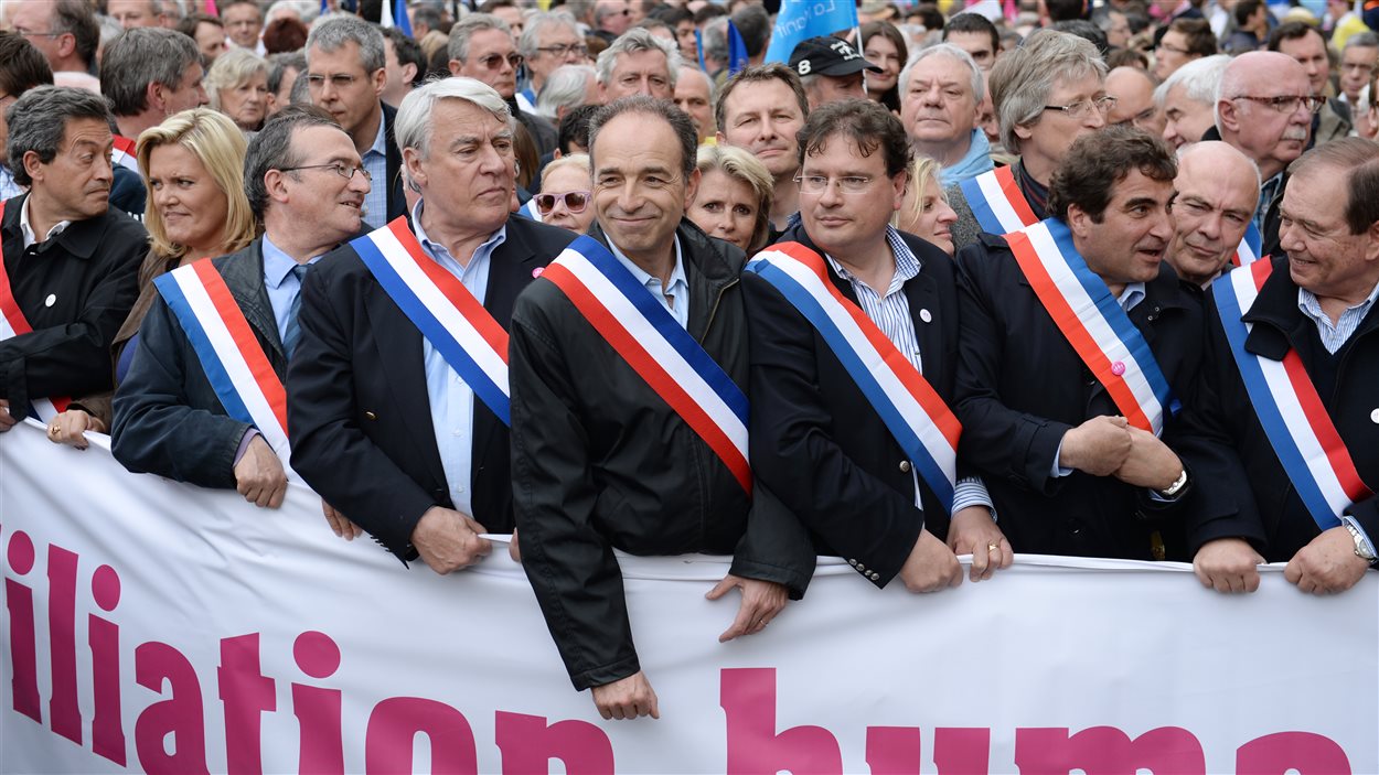 Des membres de l'UMP, menés par Jean-François Copé (au centre), manifestent à Paris