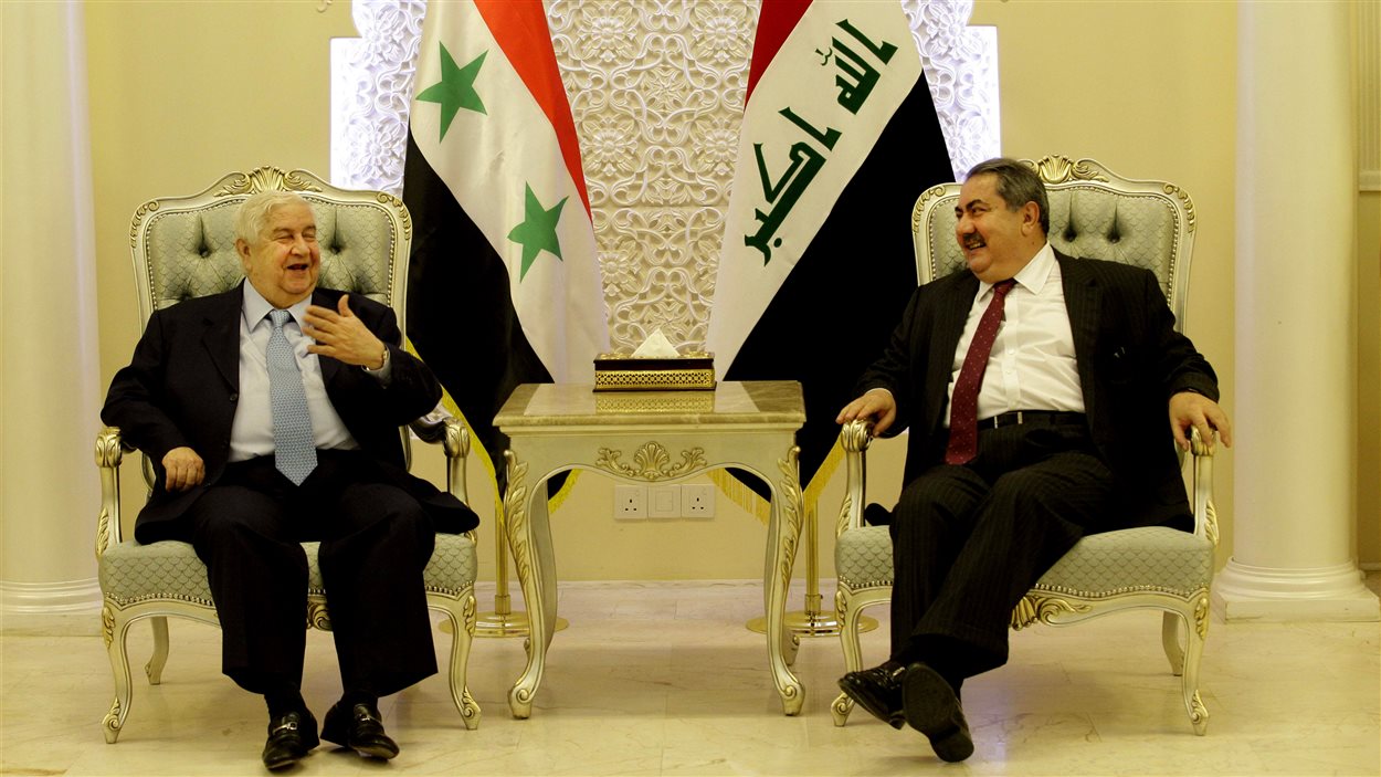 Le ministre syrien des Affaires étrangères, Walid Mouallem (à gauche), aux côtés de son homologue irakien Hoshyar Zebari
