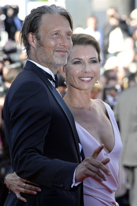 Mads Mikkelsen et sa femme sur le tapis rouge de la cérémonie de clôture du Festival de Cannes 2013