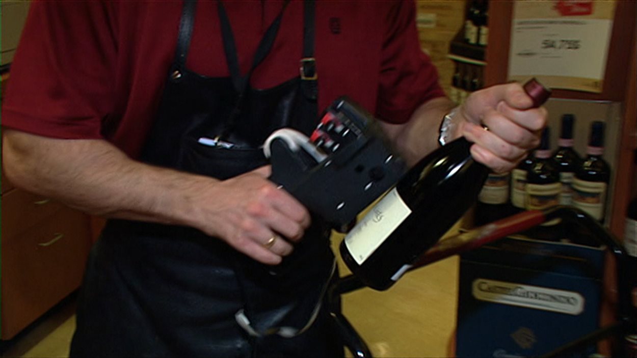Un employé de la Société des alcools du Québec