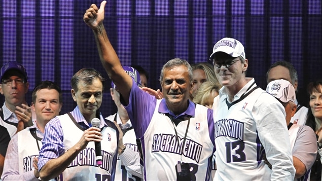 Vivek Ranadive (centre), nouveau propriétaire majoritaire des Kings de Sacramento.