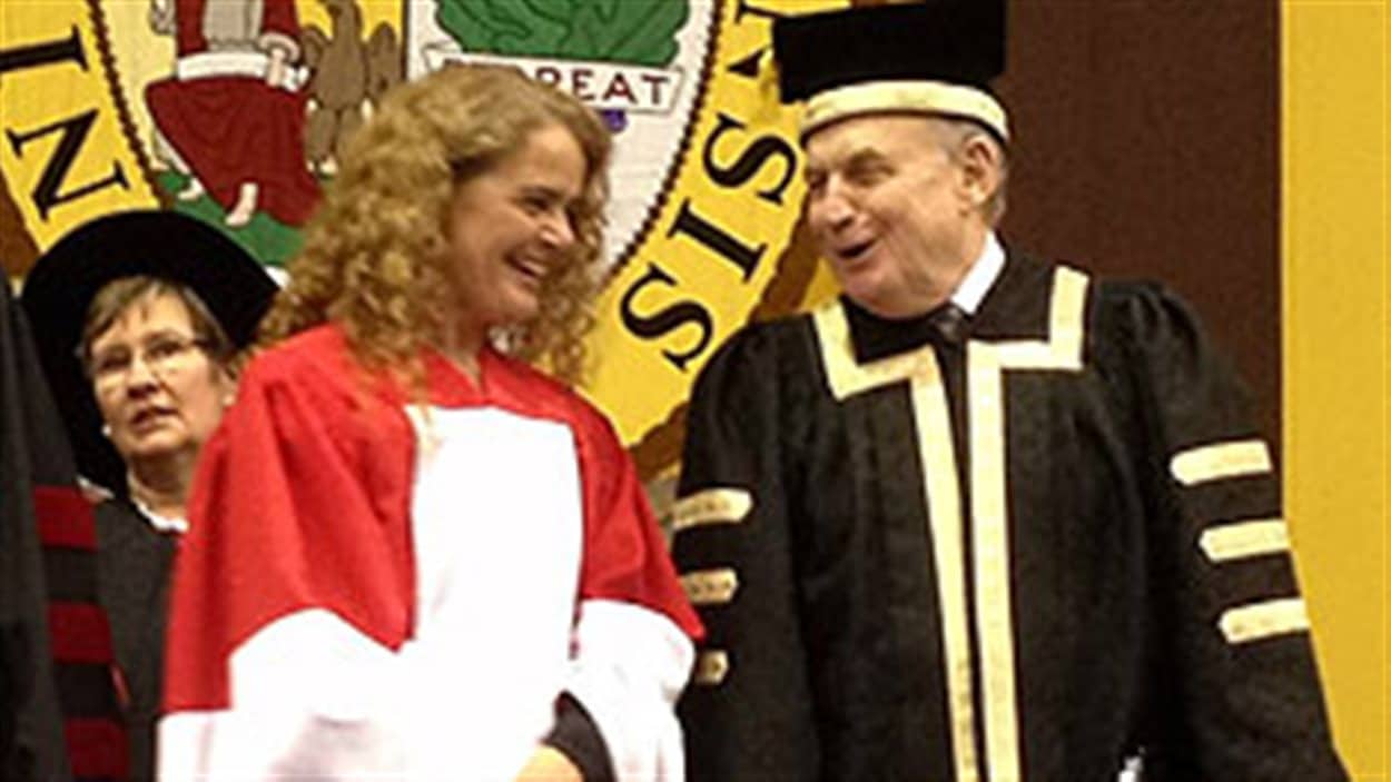 L'astronaute Julie Payette a reçu un doctorat honorifique de l'Université du Manitoba.