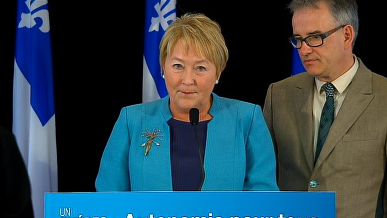 La première ministre Pauline Marois accompagnée du ministre de la Santé Réjean Hébert