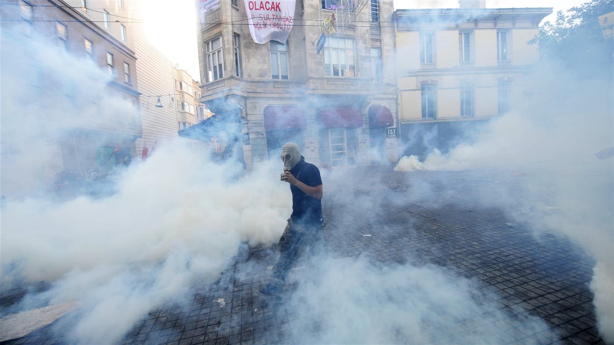 Un manifestant dans la fumée des gaz lacrymogènes