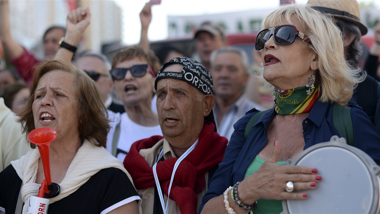 À Lisbonne, au Portugal, des manifestants s'opposent au plan d'austérité de la Commission européenne, de la Banque centrale européenne et du Fonds monétaire international.