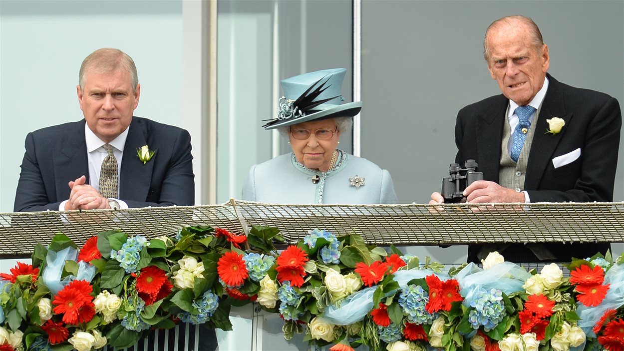 Élisabeth II a assisté samedi au derby d'Epsom, célèbre course de chevaux où elle avait l'année dernière célébré la première journée de son jubilé de diamant.