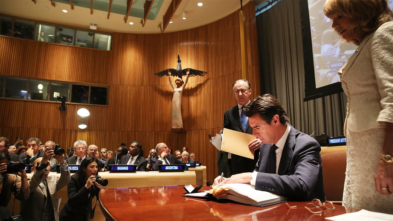 Le ministre espagnol de l’Industrie, de l’Énergie et du Tourisme, Jose Manuel Soria Lopez, signe le traité international sur le commerce des armes le 3 juin 2013, au siège des Nations Unies, à New York.