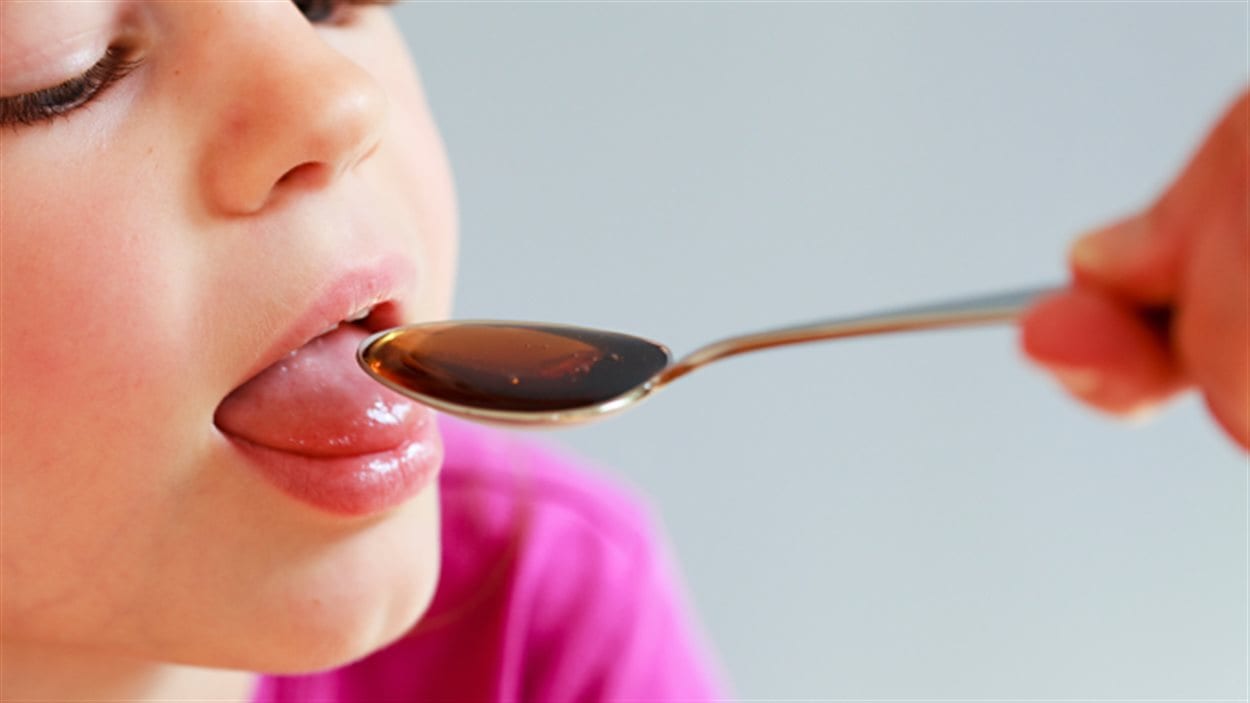 Un enfant prend du sirop