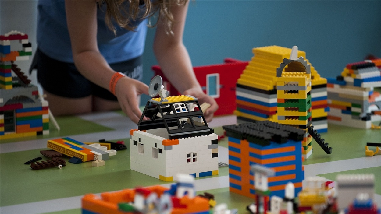 Des constructions en blocs Lego. <i>Photo : AFP/Jim Watson</i>