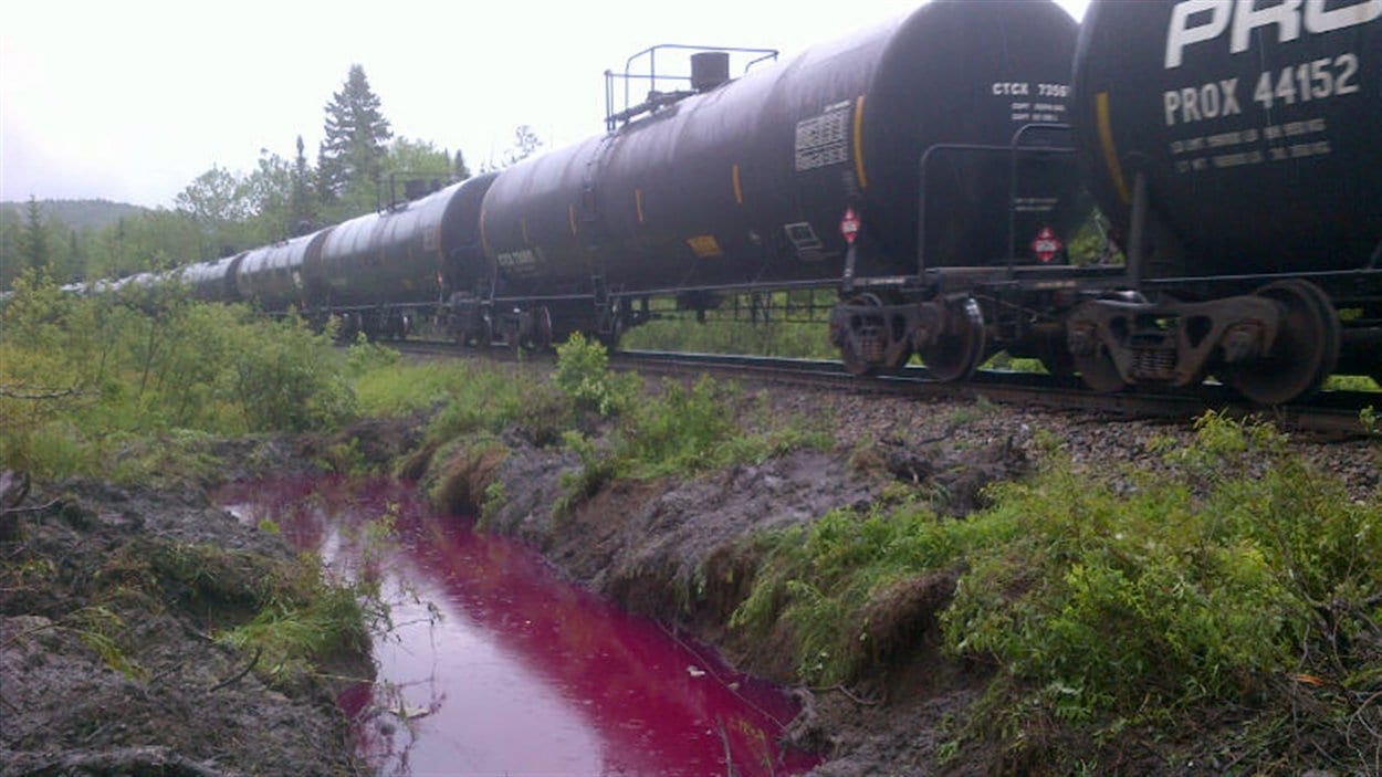Un déversement d'environ 13 000 litres de diesel s'est produit lors du déraillement d'un train près de Lac-Mégantic.
