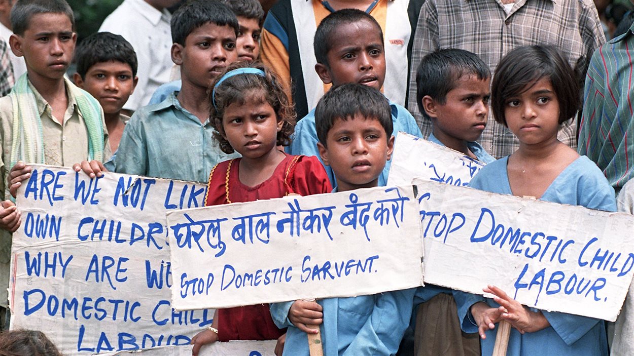 De jeunes indiens manifestent contre le travail des enfants.