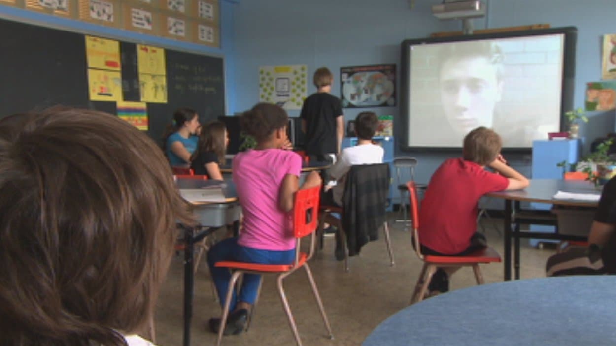 Des jeunes de l'école Sainte-Anne de Sherbrooke échangent avec un athlète de Winnipeg.