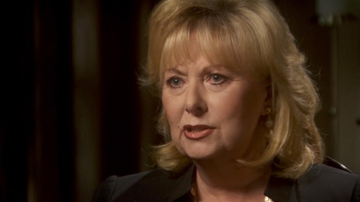 La sénatrice indépendante Pamela Wallin, autrefois conservatrice, se confie à Peter Mansbridge dans une entrevue diffusée le 13 juin 2013.