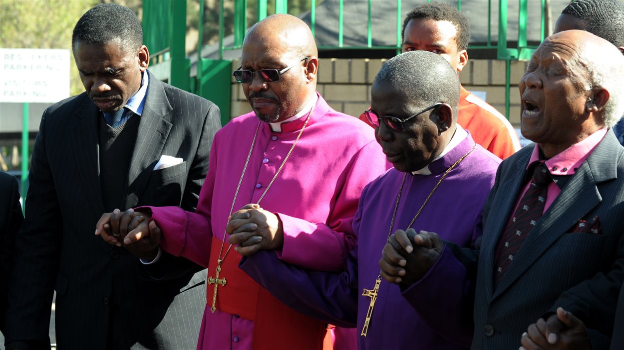 Une douzaine d'évêques de l'Afrique du Sud se sont réunis devant l'hôpital où séjourne Nelson Mandela afin de prier pour l'ancien président.