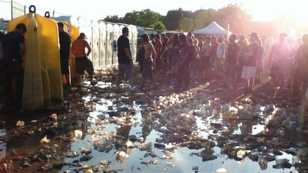 Sur les médias sociaux, des festivaliers ont publié des photos montrant le manque de salubrité de certaines sections du site.