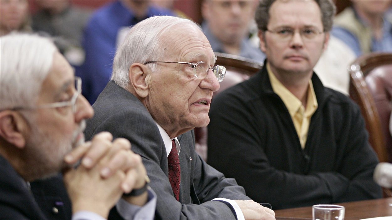 Pierre-F Côté (au centre) devant la commission parlementaire de l'Economie et du Travail, étudiant l'avenir énergétique en 2005.
