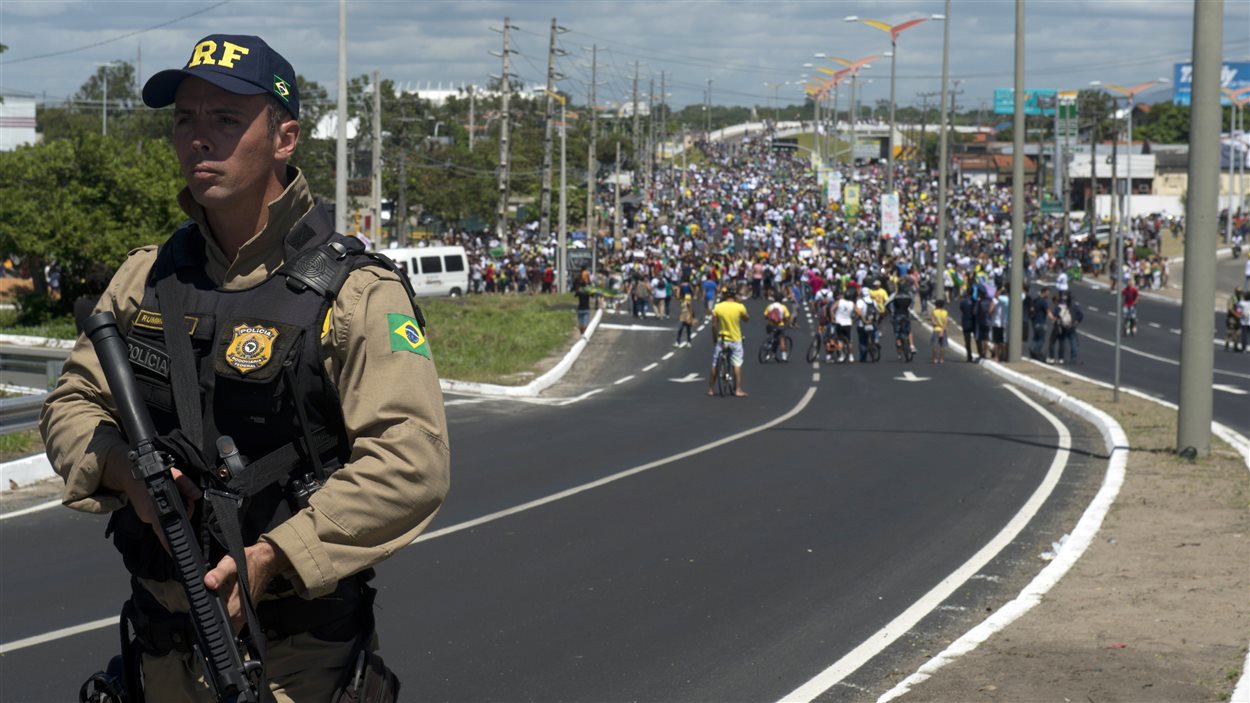 Des manifestants veulent bloquer l'accès à un match de football à Fortaleza.