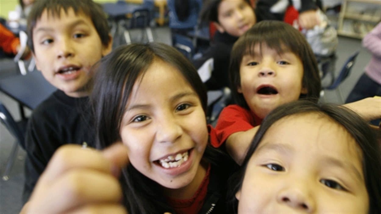 Des enfants de deuxième année de l'École Eenchokay Birchstick dans la réserve de la Première Nation Pikangikum, dans le Nord ontarien, veulent être pris en photo.