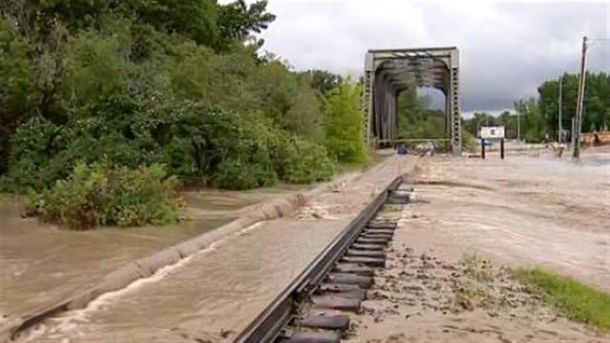Le chemin de fer a été envahi par les eaux à High River jeudi.