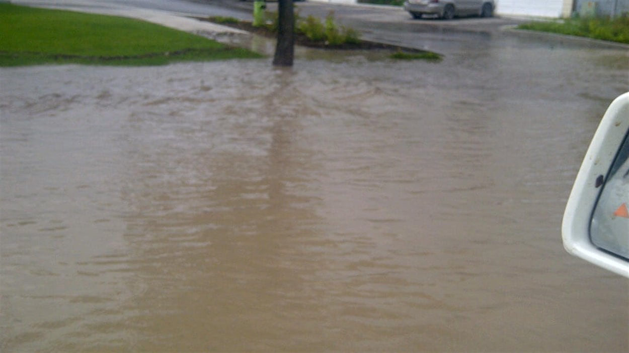 La forte pluie a provoqué des inondations à High River.