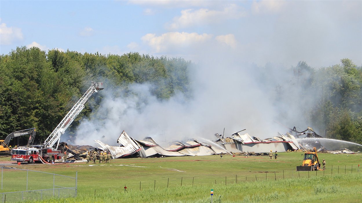 Les pompiers achèvent d'éteindre le brasier, à Coteau-du-Lac