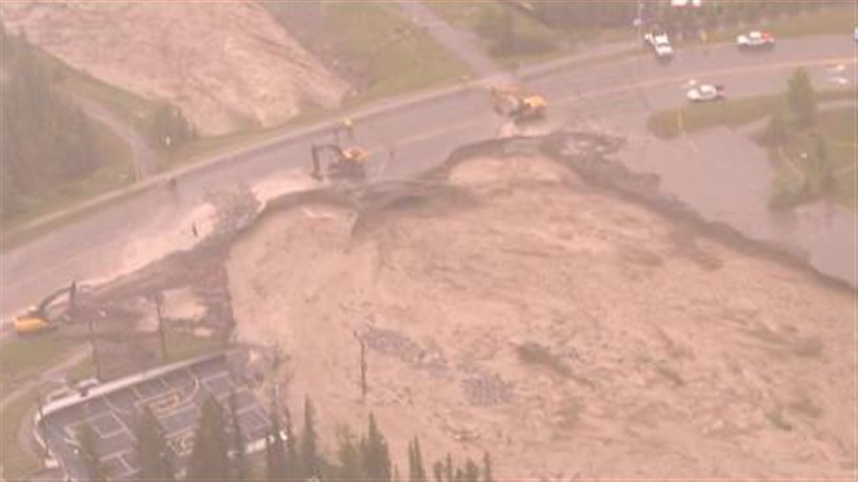 Le fort courant de l'eau a ravagé la route à Canmore, jeudi.