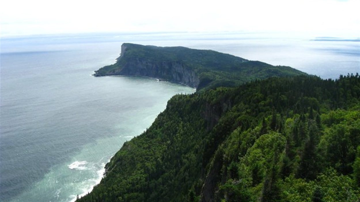 Le parc national Forillon, situé à la fine pointe de la Gaspésie, s'étend sur 244 km carrés. Le parc créé en 1970 offre des panoramas exceptionnels qui allient mer et montagnes.