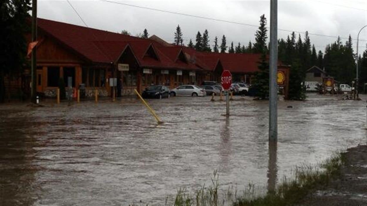 Des véhicules sont pris au piège en raison de l'inondation à Bragg Creek en Alberta.