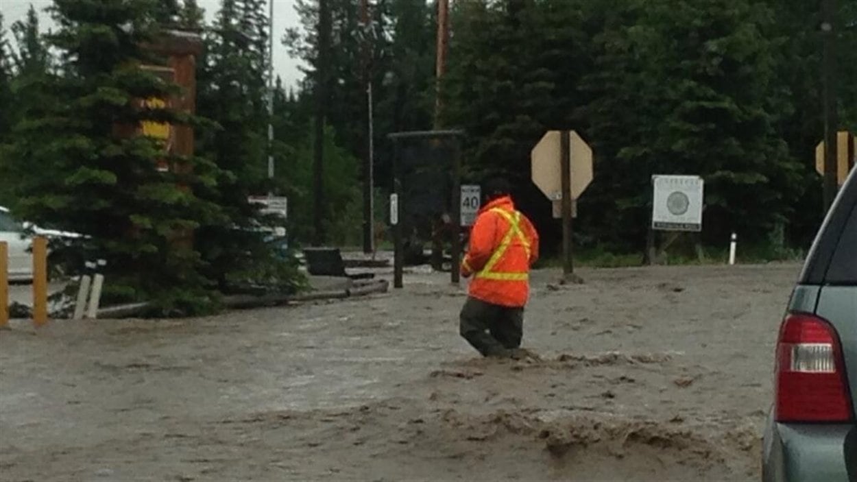 Les routes sont inondées à Bragg Creek en Alberta.