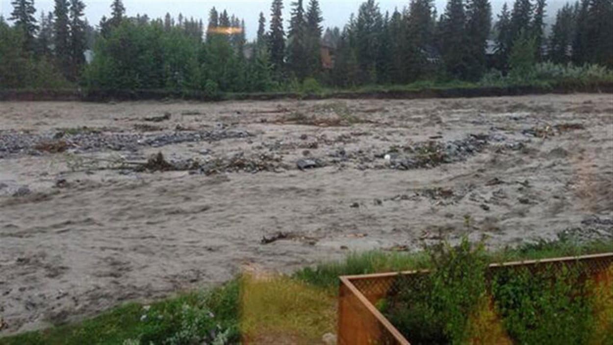 La rivière Cougar, gonflée par la pluie abondante, se déchaîne le 20 juin 2013 à Canmore, en Alberta.