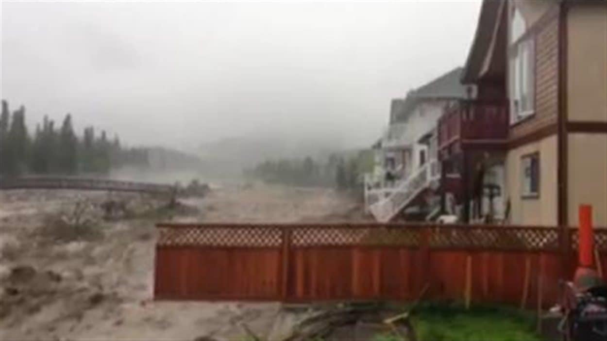 Inondations dans le Sud-Ouest albertain : le ruisseau Cougar était 10 fois plus large que la normale à Canmore.