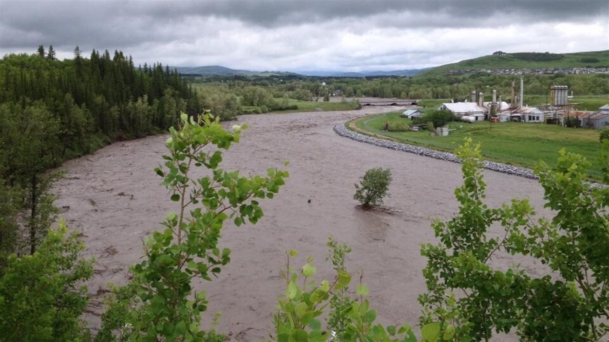 L'eau monte à Black Diamond, en Alberta, le 20 juin 2013.
