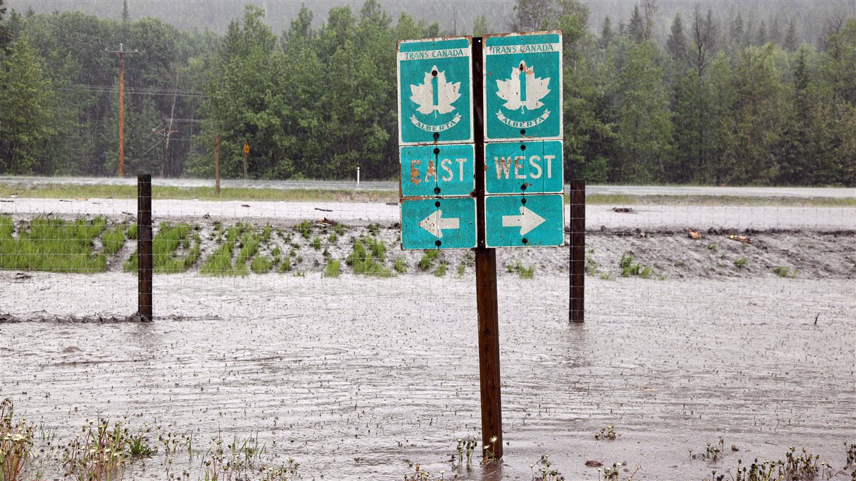 L'autoroute Transcanadienne est fermée près de Canmore, Alberta. De fortes pluies sont à l'origine des inondations, des routes sont fermées et de nombreux résidents du Sud albertain ont dû évacuer leurs demeures.